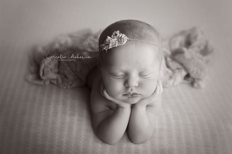 Neugeborenenbilder Neugeborenenfotografin Neugeborenenshooting Newborn Photographer Babyshooting Babyfotos Portrait Fotografin Zug Zürich Zentralschweiz Cornelia Moebes Photography