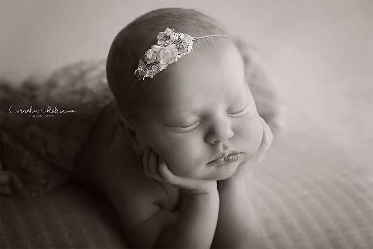 Neugeborenenbilder Neugeborenenfotografin Neugeborenenshooting Newborn Photographer Babyshooting Babyfotos Portrait Fotografin Zug Zürich Zentralschweiz Cornelia Moebes Photography