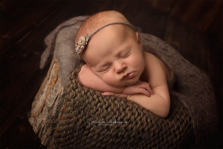 Neugeborenenbilder Neugeborenenfotografin Neugeborenenshooting Newborn Photographer Babyshooting Babyfotos Portrait Fotografin Zug Zürich Zentralschweiz Cornelia Moebes Photography