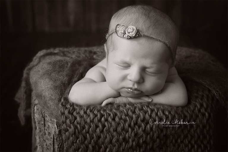 Neugeborenenbilder Neugeborenenfotografin Neugeborenenshooting Newborn Photographer Babyshooting Babyfotos Portrait Fotografin Zug Zürich Zentralschweiz Cornelia Moebes Photography