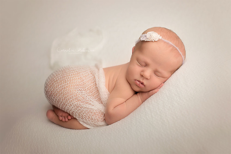 Neugeborenenbilder Neugeborenenfotografin Neugeborenenshooting Newborn Photographer Babyshooting Babyfotos Portrait Fotografin Zug Zürich Zentralschweiz Cornelia Moebes Photography