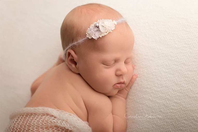 Neugeborenenbilder Neugeborenenfotografin Neugeborenenshooting Newborn Photographer Babyshooting Babyfotos Portrait Fotografin Zug Zürich Zentralschweiz Cornelia Moebes Photography