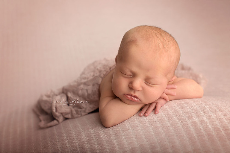 Neugeborenenbilder Neugeborenenfotografin Neugeborenenshooting Newborn Photographer Babyshooting Babyfotos Portrait Fotografin Zug Zürich Zentralschweiz Cornelia Moebes Photography