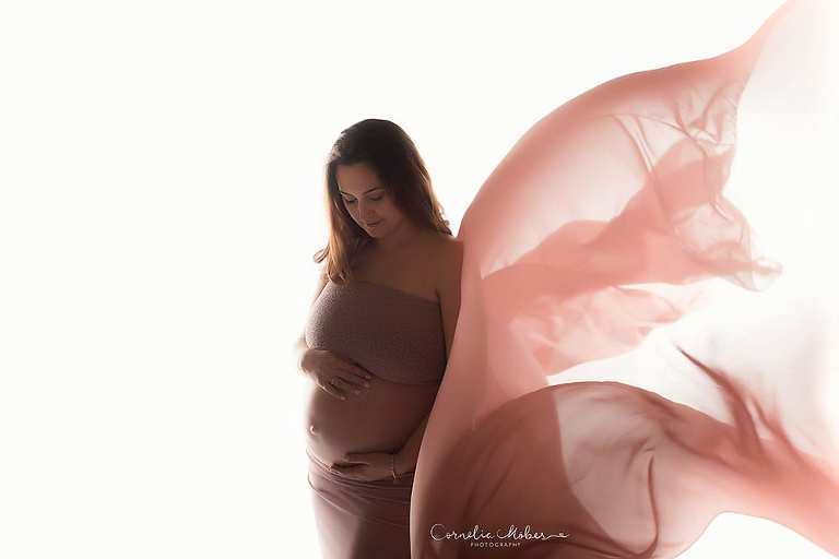 Schwangerschaftsfotografie Schwangerschaftsbilder maternity Babybauch Shooting Mom to be Mutterschaft Familienfotos Cornelia Moebes Photography Zug Zürich