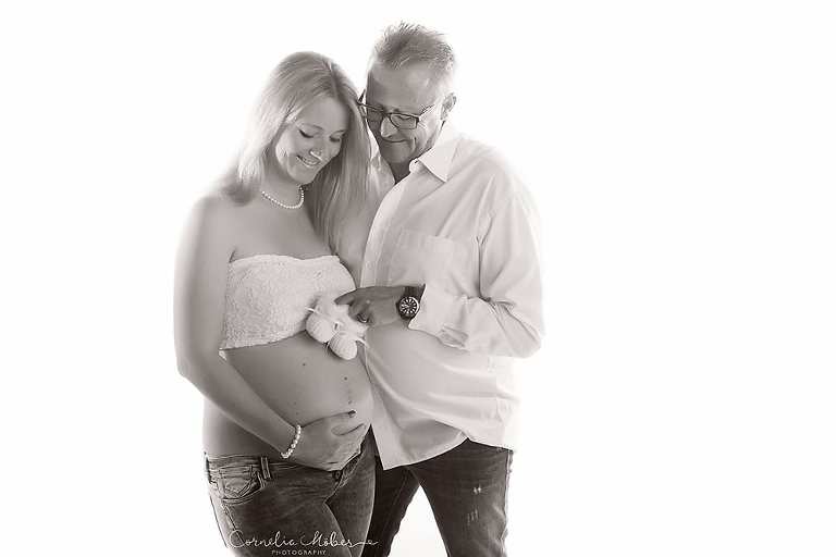 Schwangerschaftsfotografie Schwangerschaftsbilder maternity Babybauch Shooting Mom to be Mutterschaft Familienfotos Cornelia Moebes Photography Zug Zürich