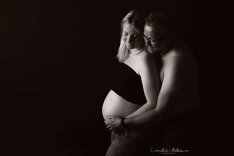 Schwangerschaftsfotografie Schwangerschaftsbilder maternity Babybauch Shooting Mom to be Mutterschaft Familienfotos Cornelia Moebes Photography Zug Zürich
