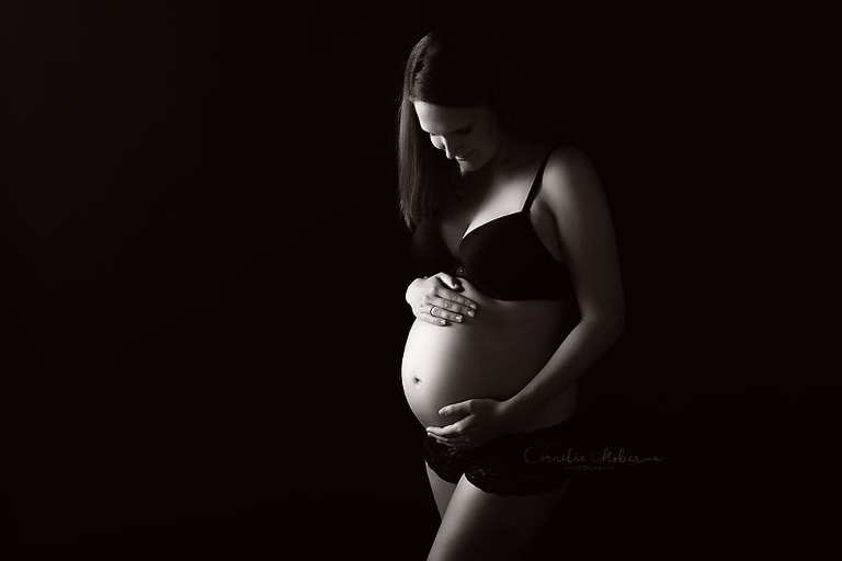 Schwangerschaftsfotografie Schwangerschaftsbilder maternity Babybauch Shooting Mom to be Mutterschaft Familienfotos Cornelia Moebes Photography Zug Zürich