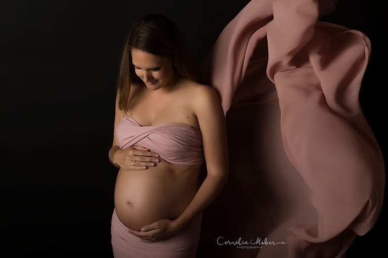 Schwangerschaftsfotografie Schwangerschaftsbilder maternity Babybauch Shooting Mom to be Mutterschaft Familienfotos Cornelia Moebes Photography Zug Zürich