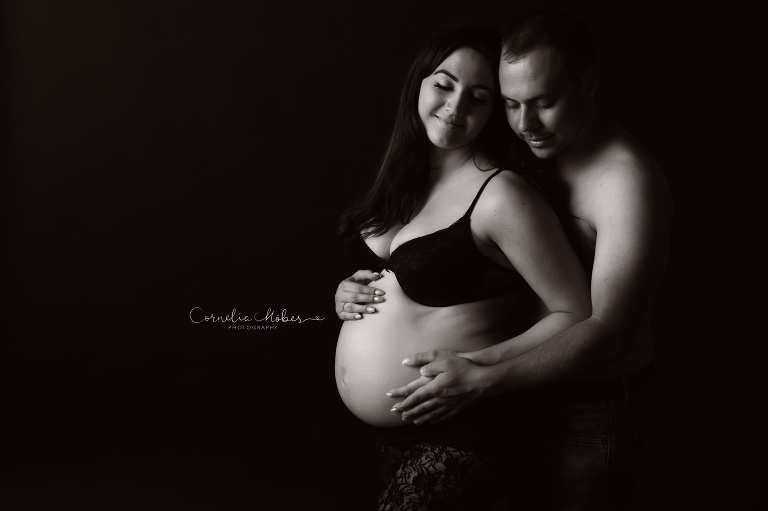 Schwangerschaftsfotografie Schwangerschaftsbilder maternity Babybauch Shooting Mom to be Mutterschaft Familienfotos Cornelia Moebes Photography Zug Zürich