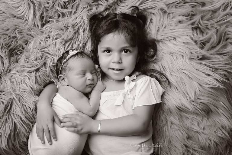 Neugeborenenfotografie Neugeborenenfotos Newbornportraits Newbornshoot Newborn Baby Photographer Babyshoot Babyfotografie Portrait Familie Cornelia Moebes Photography