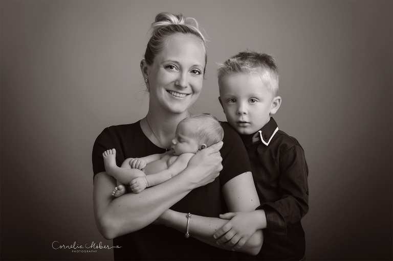 Neugeborenenfotografie Neugeborenenfotos Newbornportraits Newbornshoot Newborn Baby Photographer Babyshoot Babyfotografie Portrait Familie siblings Geschwisterfoto Cornelia Moebes Photography Zug Zürich Luzern