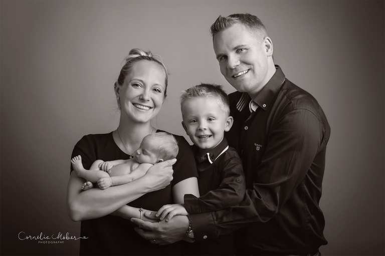 Neugeborenenfotografie Neugeborenenfotos Newbornportraits Newbornshoot Newborn Baby Photographer Babyshoot Babyfotografie Portrait Familie siblings Geschwisterfoto Cornelia Moebes Photography Zug Zürich Luzern