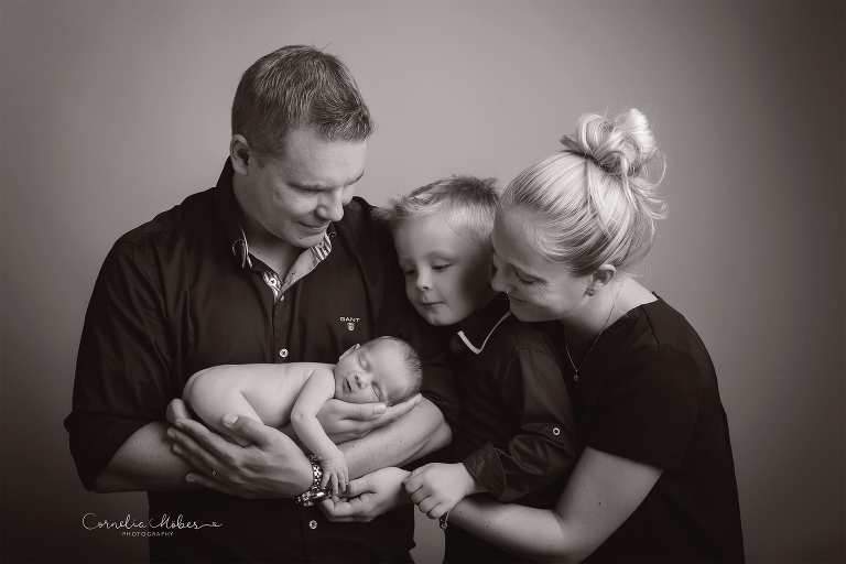 Neugeborenenfotografie Neugeborenenfotos Newbornportraits Newbornshoot Newborn Baby Photographer Babyshoot Babyfotografie Portrait Familie siblings Geschwisterfoto Cornelia Moebes Photography Zug Zürich Luzern