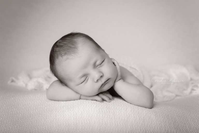 Neugeborenenfotografie Neugeborenenfotos Newbornportraits Newbornshoot Newborn Baby Photographer Babyshoot Babyfotografie Portrait Familie Cornelia Moebes Photography