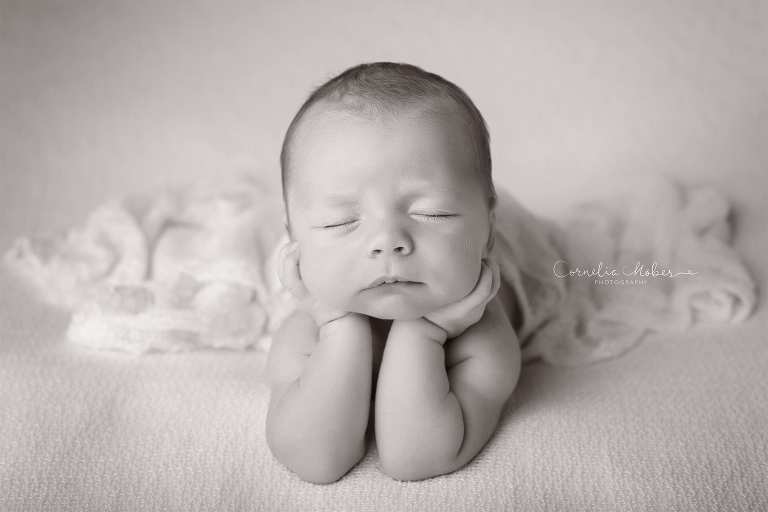 Neugeborenenfotografie Neugeborenenfotos Newbornportraits Newbornshoot Newborn Baby Photographer Babyshoot Babyfotografie Portrait Familie Cornelia Moebes Photography