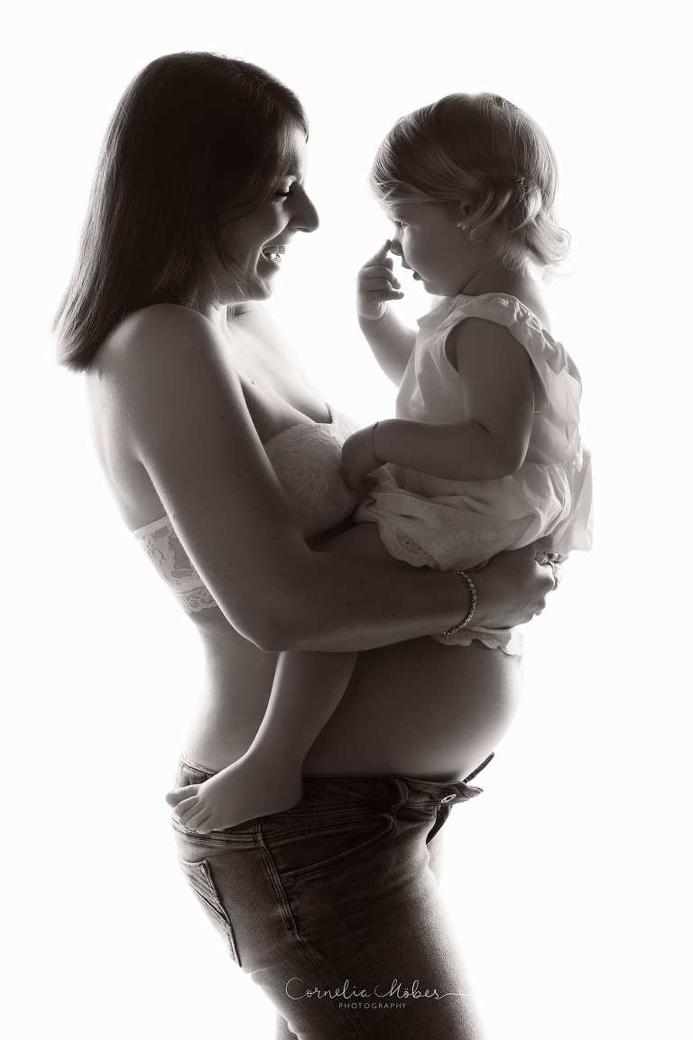 Schwangerschaftsfotografie Schwangerschaftsbilder maternity Babybauch Shooting Mom to be Mutterschaft Familienfotos Cornelia Moebes Photography Zug Zürich