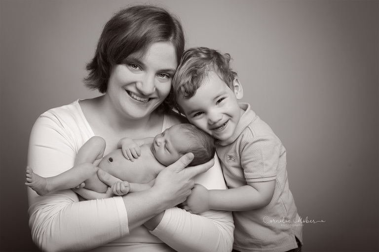 Neugeborenenfotografie Neugeborenenfotos Newbornportraits Newbornshoot Newborn Baby Photographer Babyshoot Babyfotografie Portrait Familie Cornelia Moebes Photography