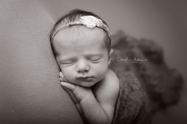 Babygirl Neugeborenenfotografie Neugeborenenfotos Newbornportraits Newbornshoot Newborn Baby Photographer Babyshoot Babyfotografie Portrait Familie Cornelia Moebes Photography