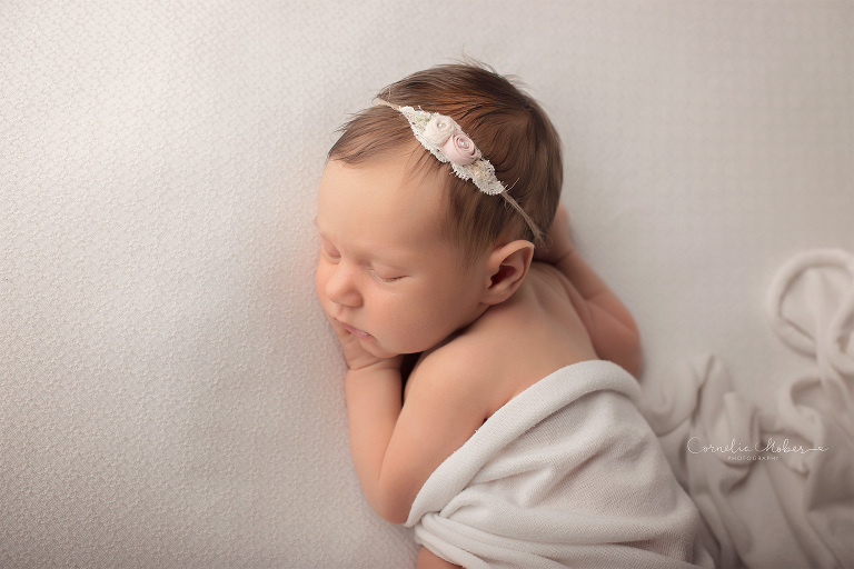 Babygirl Neugeborenenfotografie Neugeborenenfotos Newbornportraits Newbornshoot Newborn Baby Photographer Babyshoot Babyfotografie Portrait Familie Cornelia Moebes Photography