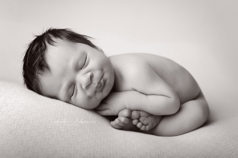 Neugeborenenfotografie Neugeborenenfotos Newbornportraits Newbornshoot Newborn Baby Photographer Babyshoot Babyfotografie Portrait Familie Cornelia Moebes Photography