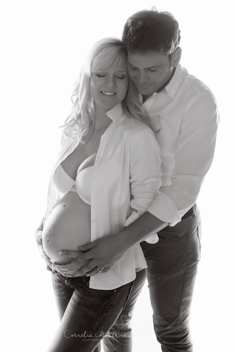 Schwangerschaftsfotografie Schwangerschaftsbilder maternity Babybauch Shooting Mom to be Mutterschaft Familienfotos Cornelia Moebes Photography Zug Zürich