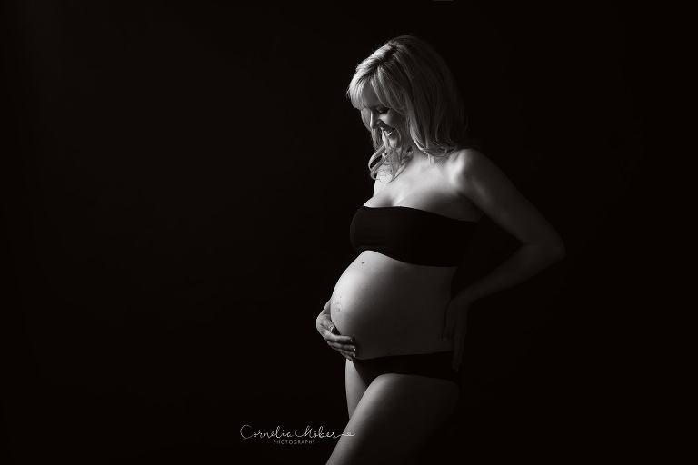 Schwangerschaftsfotografie Schwangerschaftsbilder maternity Babybauch Shooting Mom to be Mutterschaft Familienfotos Cornelia Moebes Photography Zug Zürich