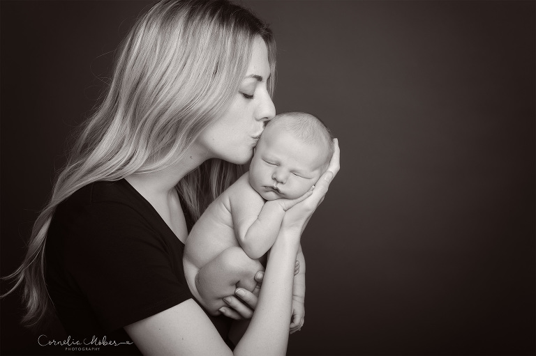 Neugeborenenfotografie Neugeborenenfotos Newbornportraits Newbornshoot Newborn Baby Photographer Babyshoot Babyfotografie Portrait Familie Cornelia Moebes Photography