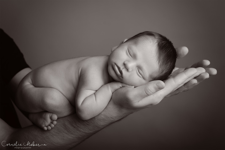 Neugeborenenfotografie Neugeborenenfotos Newbornportraits Newbornshoot Newborn Baby Photographer Babyshoot Babyfotografie Portrait Familie Cornelia Moebes Photography