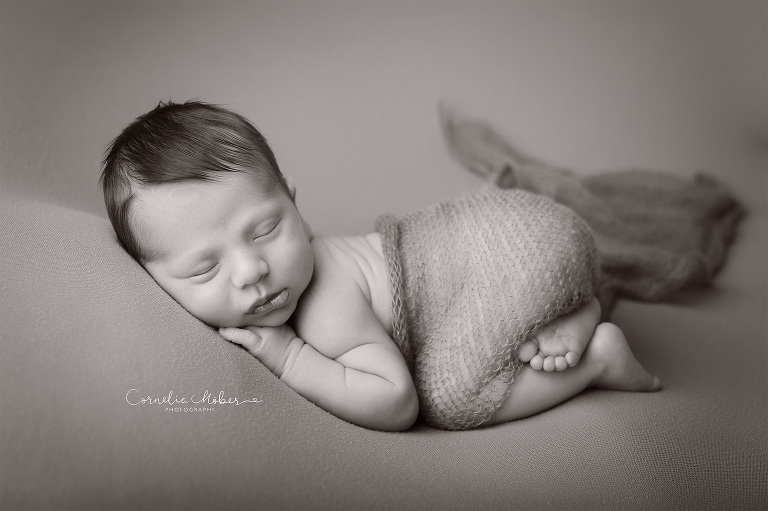 Neugeborenenfotografie Neugeborenenfotos Newbornportraits Newbornshoot Newborn Baby Photographer Babyshoot Babyfotografie Portrait Familie Cornelia Moebes Photography