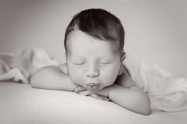 Neugeborenenfotografie Neugeborenenfotos Newbornportraits Newbornshoot Newborn Baby Photographer Babyshoot Babyfotografie Portrait Familie Cornelia Moebes Photography