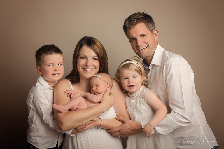 Neugeborenenfotografie Neugeborenenfotos Newbornportraits Newbornshoot Newborn Baby Photographer Babyshoot Babyfotografie Portrait Familie Cornelia Moebes Photography