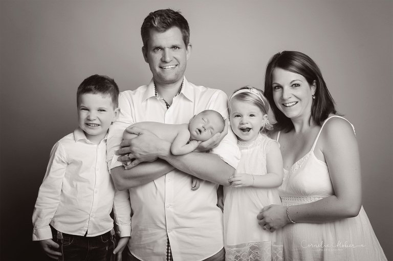 Neugeborenenfotografie Neugeborenenfotos Newbornportraits Newbornshoot Newborn Baby Photographer Babyshoot Babyfotografie Portrait Familie Cornelia Moebes Photography