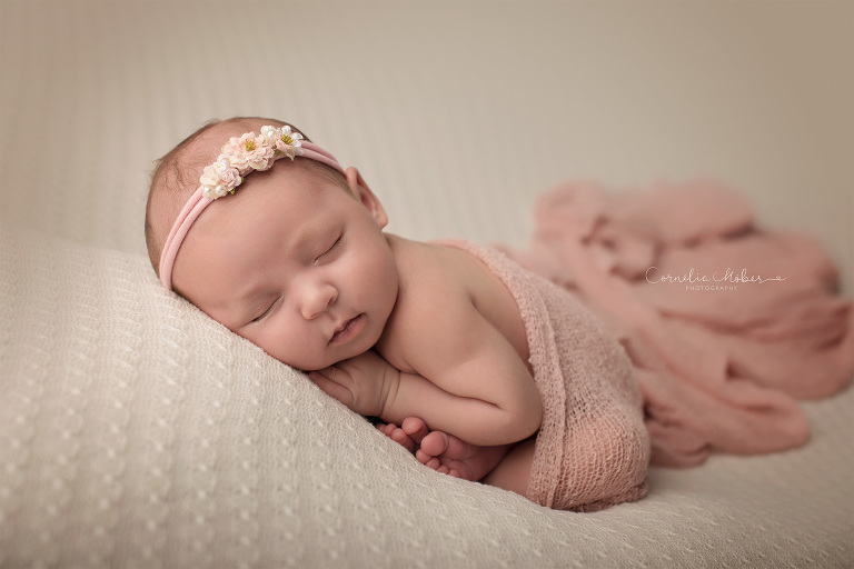 Neugeborenenfotografie Neugeborenenfotos Newbornportraits Newbornshoot Newborn Baby Photographer Babyshoot Babyfotografie Portrait Familie Cornelia Moebes Photography