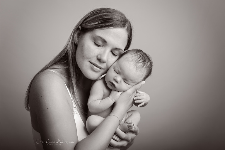Neugeborenenfotografie Neugeborenenfotos Newbornportraits Newbornshoot Newborn Baby Photographer Babyshoot Babyfotografie Portrait Familie Cornelia Moebes Photography