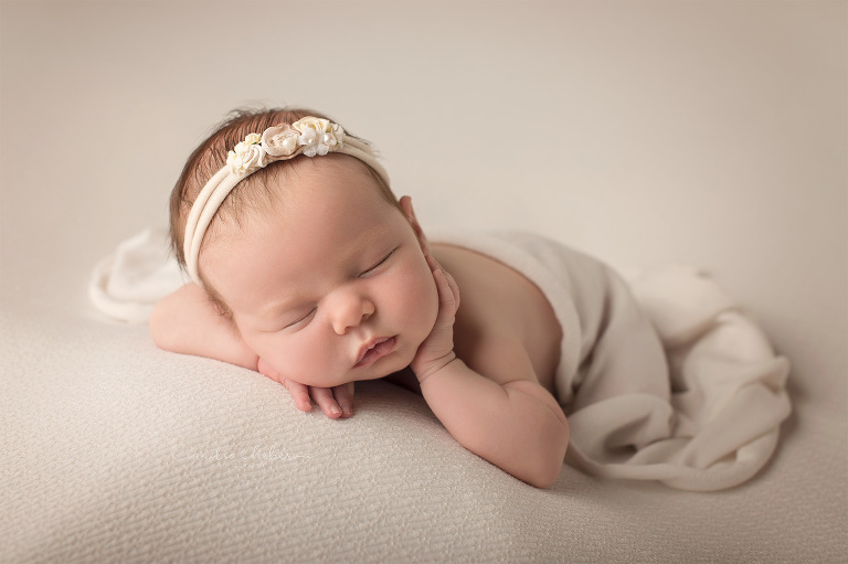 Neugeborenenfotografie Neugeborenenfotos Newbornportraits Newbornshoot Newborn Baby Photographer Babyshoot Babyfotografie Portrait Familie Cornelia Moebes Photography