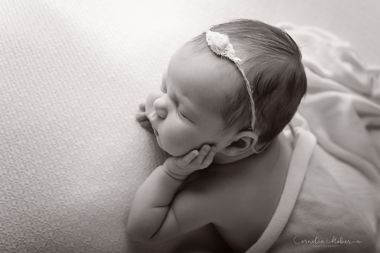 Neugeborenenfotografie Neugeborenenfotos Newbornportraits Newbornshoot Newborn Baby Photographer Babyshoot Babyfotografie Portrait Familie Cornelia Moebes Photography