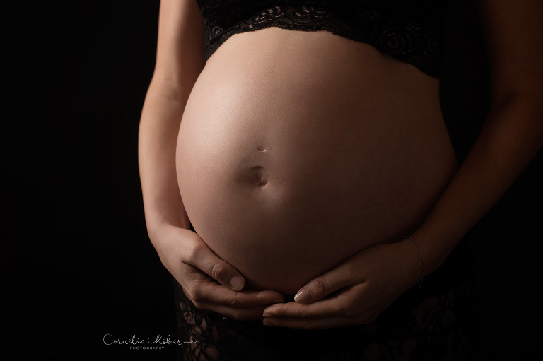 Schwangerschaftsfotografie Schwangerschaft Maternity Portrait Babybauch Shooting FineArt Mommyandme Cornelia Moebes Photography Zug Zürich Zentralschweiz