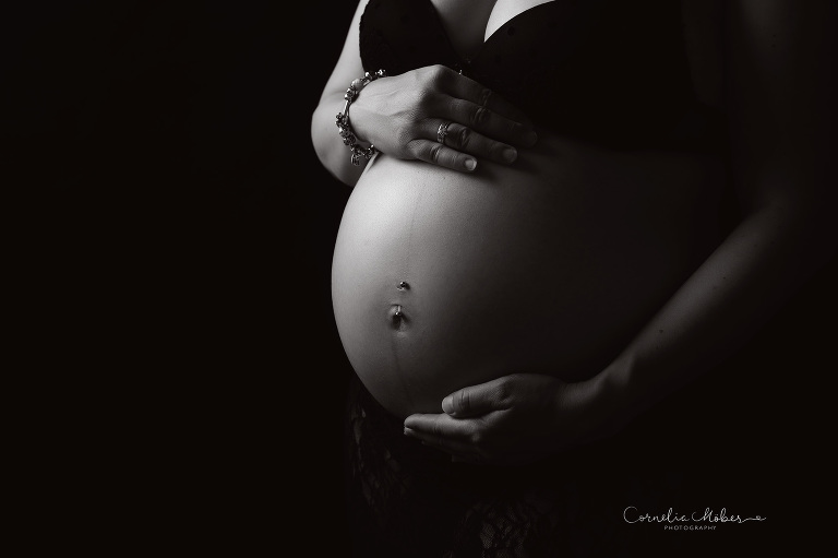 Schwangerschaftsfotografie Schwangerschaft Maternity Portrait Babybauch Shooting FineArt Mommyandme Cornelia Moebes Photography Zug Zürich Zentralschweiz