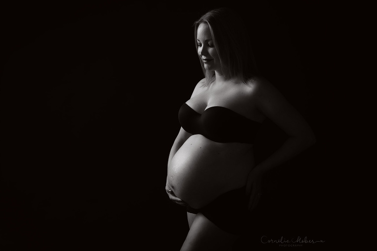 Schwangerschaftsfotografie Schwangerschaft Maternity Portrait Babybauch Shooting FineArt Mommyandme Cornelia Moebes Photography Zug Zürich Zentralschweiz