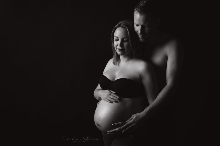 Schwangerschaftsfotografie Schwangerschaft Maternity Portrait Babybauch Shooting FineArt Mommyandme Cornelia Moebes Photography Zug Zürich Zentralschweiz