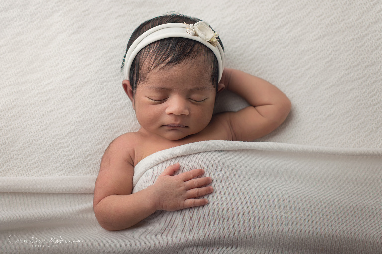 Neugeborenenfotografie Neugeborenenfotos Newbornportraits Newbornshoot Newborn Baby Photographer Babyshoot Babyfotografie Portrait Familie Cornelia Moebes Photography