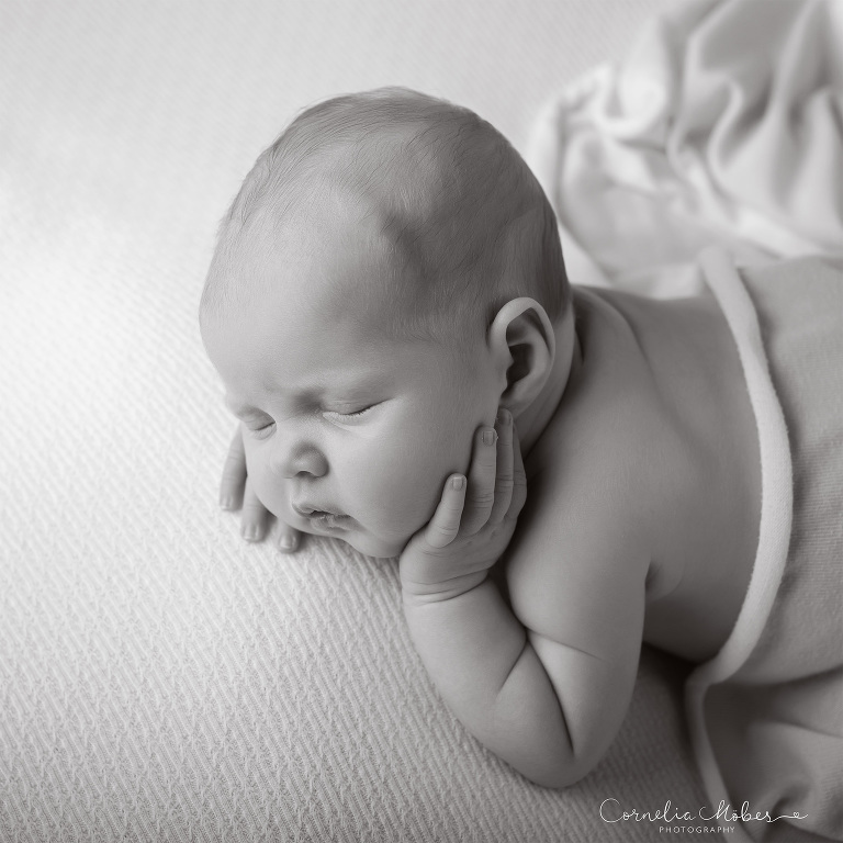 Neugeborenenfotografie Neugeborenenfotos Newbornportraits Newbornshoot Newborn Baby Photographer Babyshoot Babyfotografie Portrait Familie Cornelia Moebes Photography