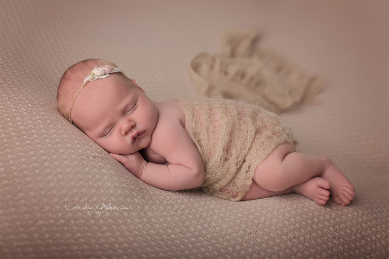 Neugeborenenfotografie Neugeborenenfotos Newbornportraits Newbornshoot Newborn Baby Photographer Babyshoot Babyfotografie Portrait Familie Cornelia Moebes Photography