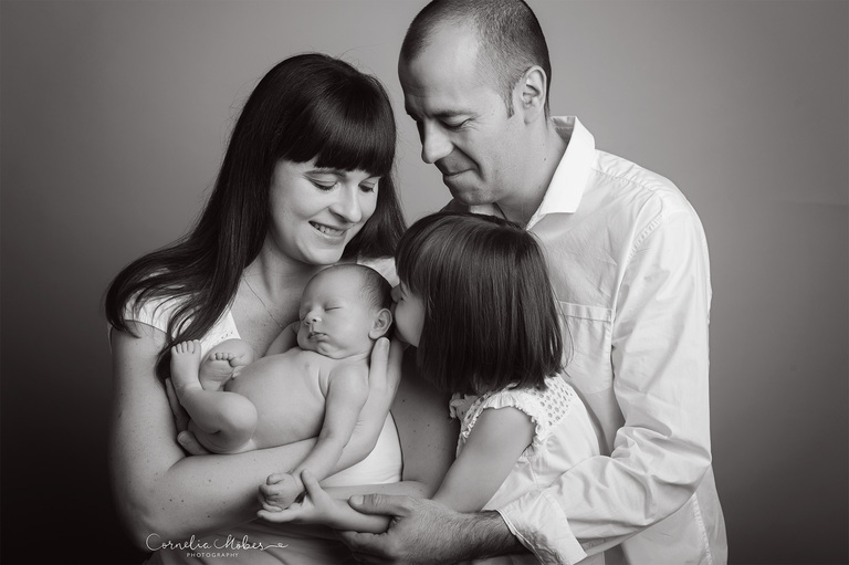 Neugeborenenfotografie Neugeborenenfotos Newbornportraits Newbornshoot Newborn Baby Photographer Babyshoot Babyfotografie Portrait Familie Cornelia Moebes Photography