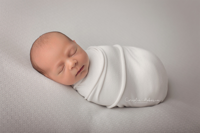 Neugeborenenfotografie Neugeborenenfotos Newbornportraits Newbornshoot Newborn Baby Photographer Babyshoot Babyfotografie Portrait Familie Cornelia Moebes Photography