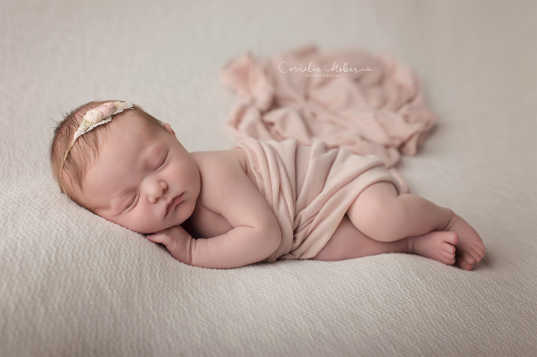 Neugeborenenfotografie Neugeborenenfotos Newbornportraits Newbornshoot Newborn Baby Photographer Babyshoot Babyfotografie Portrait Familie Cornelia Moebes Photography
