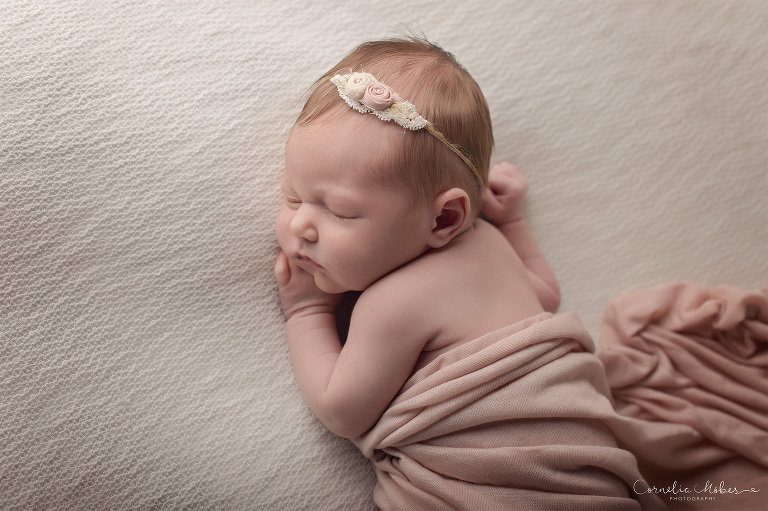 Neugeborenenfotografie Neugeborenenfotos Newbornportraits Newbornshoot Newborn Baby Photographer Babyshoot Babyfotografie Portrait Familie Cornelia Moebes Photography