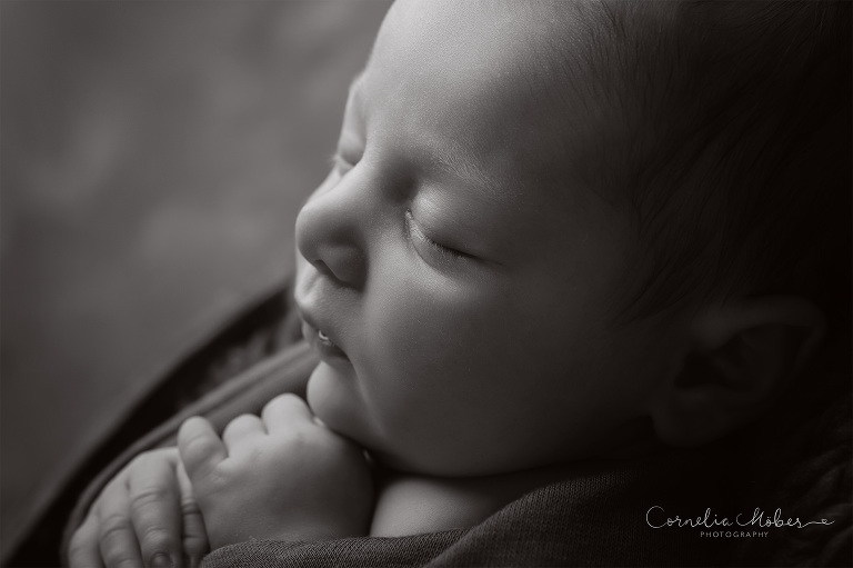 Neugeborenenfotografie Neugeborenenfotos Newbornportraits Newbornshoot Newborn Baby Photographer Babyshoot Babyfotografie Portrait Familie Cornelia Moebes Photography