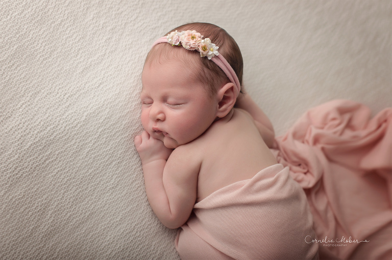 Neugeborenenfotografie Neugeborenenfotos Newbornportraits Newbornshoot Newborn Baby Photographer Babyshoot Babyfotografie Portrait Familie Cornelia Moebes Photography