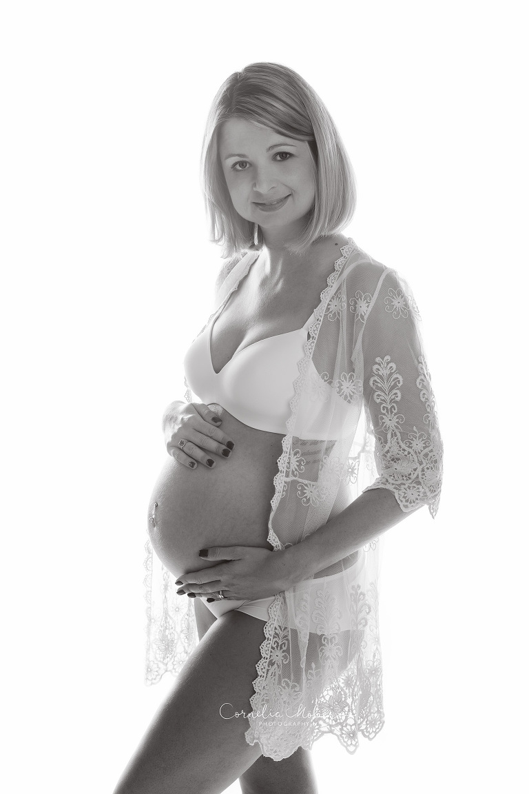 Schwangerschaftsshooting Schwangerschaftsfotografie Babybauch maternity photographer maternity Portrait expecting mom Cornelia Moebes Photography Zug Zürich Luzern